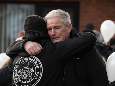 Vader in tranen naar buiten om menigte te bedanken bij wake omgekomen Belgische Timo (8) en Esmee (6)