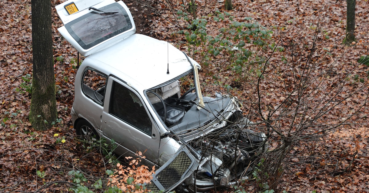 Chauffeur brommobiel schrikt zich rot als voertuig meters naar beneden stort