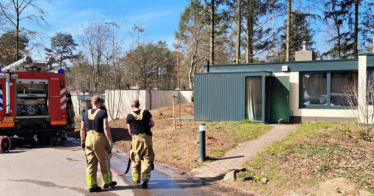 Uitslaande brand in vakantiewoning in Heijen, korte tijd overslag op het dak