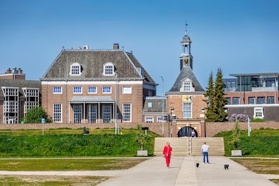 Mantelzorgers wandelen samen door Tiel