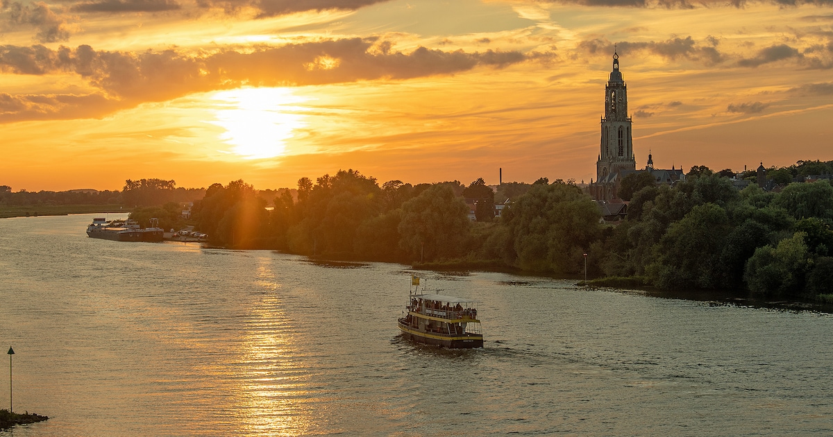 De Blauwe Bever vaart vrijdagavond vanaf Rhenen richting Wageningen