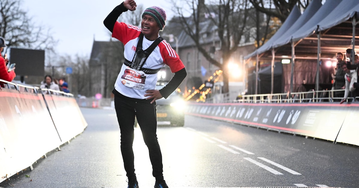 Teruglezen Zevenheuvelenloop 2025 | Soedarto als laatste over finish ...
