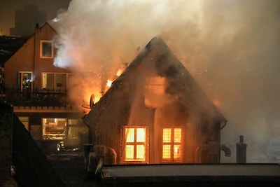 Zeer grote brand in historische binnenstad van Leeuwarden, woning boven pizzeria op instorten