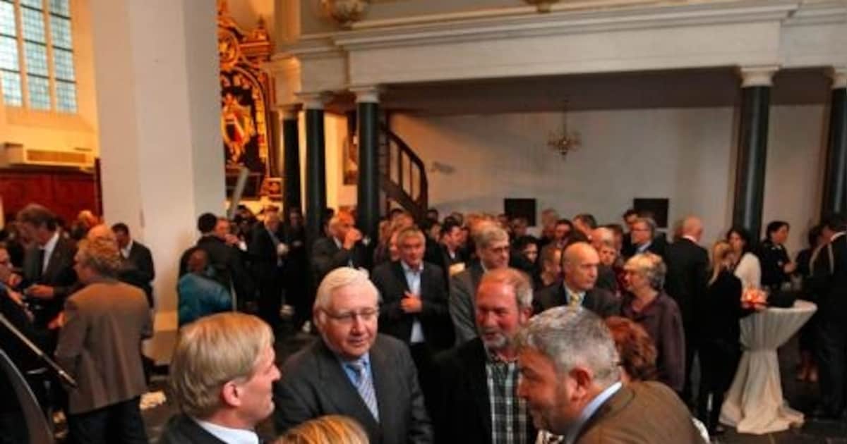 Hartelijk afscheid van bevlogen bruggenbouwer in raadzaal Tiel | Regio ...