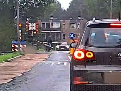 Fatbike die op dichte spoorwegovergang knalt zorgt voor verbazing: ‘Als je de beelden ziet... Het gaat maar net goed’