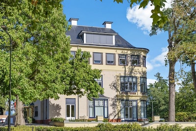 Dit luxe appartement in een imposant oud landhuis heeft een levend schilderij als uitzicht
