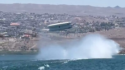 KIJK | Speedboot vaart 320 kilometer per uur en belandt na salto ondersteboven op het water