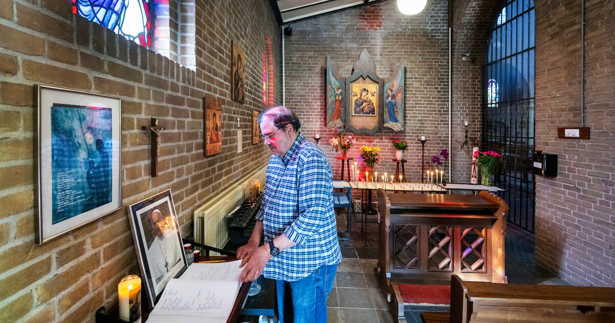 In deze kerk schrijven bezoekers voor paus Franciscus: ‘Hij was er voor iedereen’