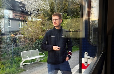 Hij sliep 3 jaar in nachttreinen, nu is de Duitse Lasse conducteur: ‘Droombaan’