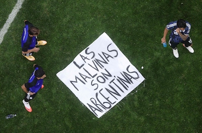 ‘Las Malvinas son Argentinas’: waarom een spandoek na de WK-wedstrijd zo gevoelig ligt