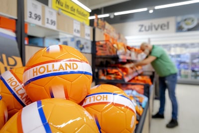 Oranje ligt eruit en dat voelen supermarkten meteen: Dirk en Lidl ‘lachen zich kapot’