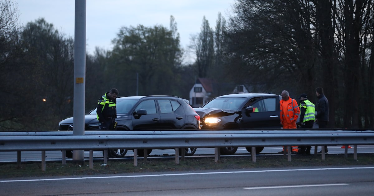 Flinke file op A1 bij Terschuur door botsing tussen vijf auto's