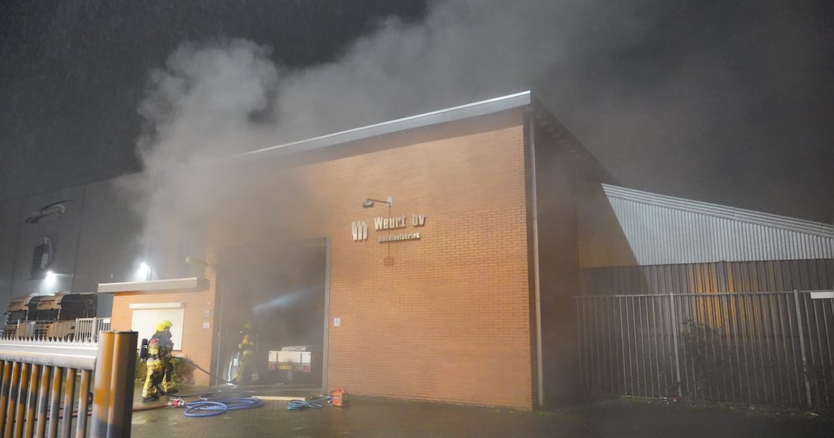 Brand bij bedrijfspand op industrieterrein Weurt, brandweer rukt groots uit