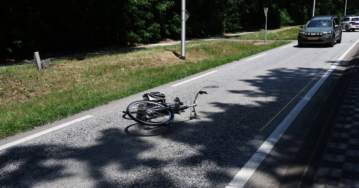 Botsing tussen auto en fietser op Gemertseweg in Oploo