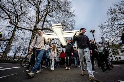 Met zo’n groot verlicht kruis door Arnhem sjouwen, daar trap ik niet in