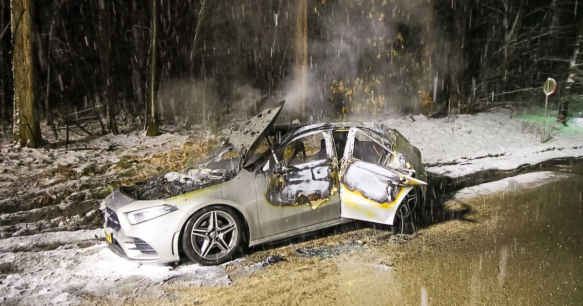 Rijdende auto vliegt in brand aan Arnhemseweg in Beekbergen