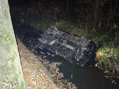 Automobilist negeert stopteken en slaat op de vlucht voor politie, achtervolging eindigt in de sloot