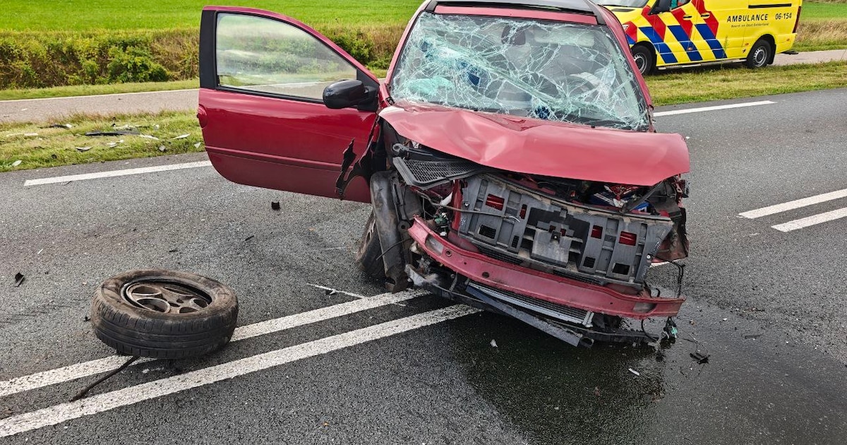 Flinke ravage bij ongeluk tussen twee auto’s en een vrachtwagen.