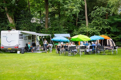Kunnen ouderen niet meer naar de camping? Dit verpleeghuis haalt de camping naar ze toe: ‘Weet je no