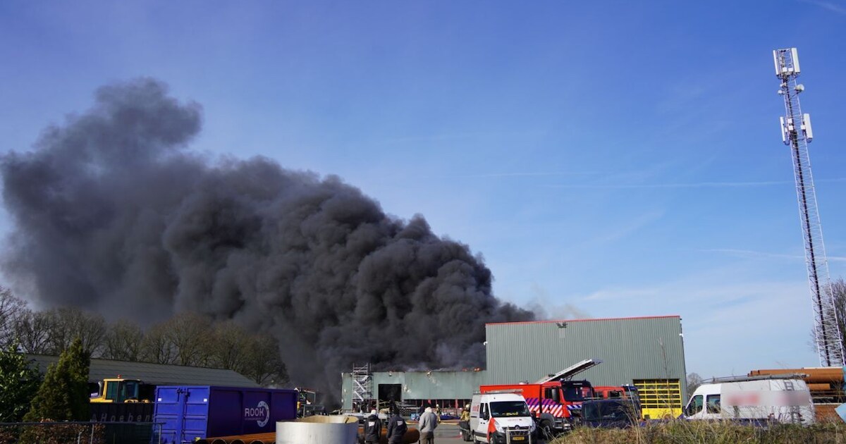 Explosies tijdens grote brand bij bouwbedrijf in Heetveld: buurman ...