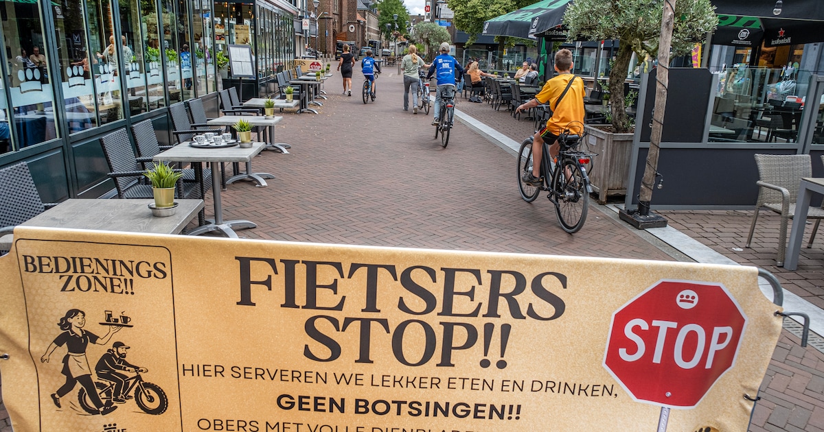 Obers op dit terras moeten oppassen voor fietsers: ‘Al drie keer iemand aangereden’.