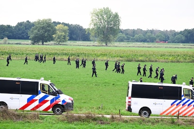 LIVE Overasselt | ME zoekt naar sporen en wapens in weiland en maisveld • ‘Daders kregen laatste bri
