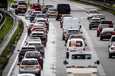 Lange file op A15 bij Geldermalsen na ongeluk