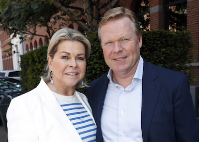 Minuut stilte voor Bartina Koeman bij duel tussen Nederland en Duitsland: ‘Ze stond altijd aan de zijde van Ronald’