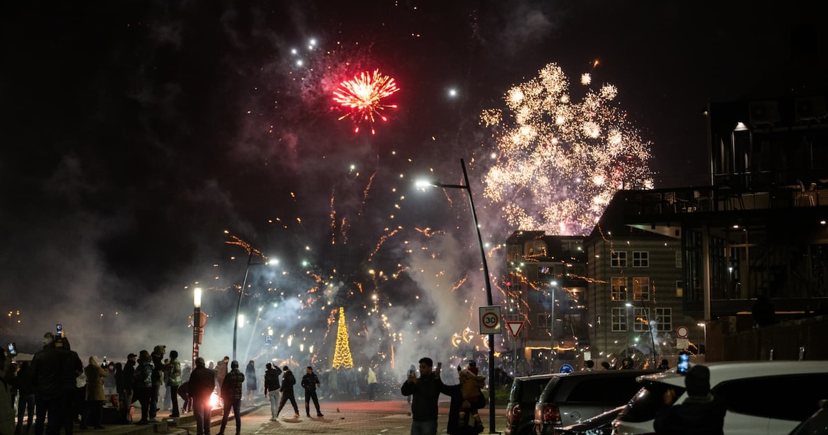 LIVE Oud en Nieuw | Dode door vuurwerkongeluk Nijmegen • Zwaargewonde in Culemborg • ME in actie in 