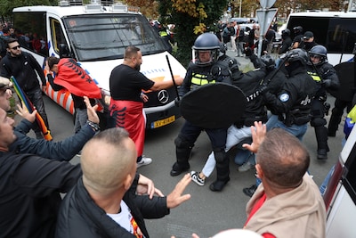 Demonstranten bekogelen ME op Malieveld na uitspraak tegen voormalig president van Kosovo