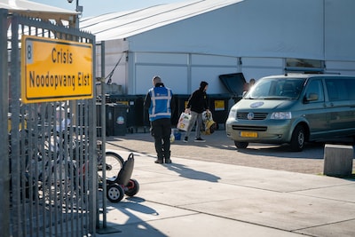 Oppositie Overbetuwe valt wethouder aan over asielopvang, maar motie van wantrouwen haalt het niet
