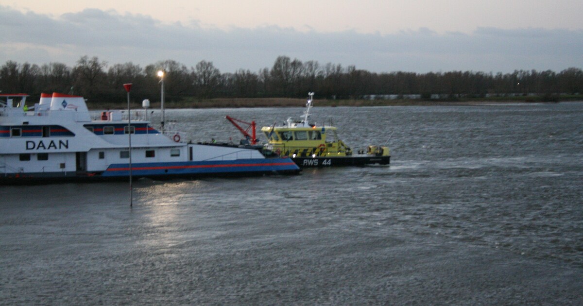 Vrachtschip op de Waal vaart op krib: duwboot heeft water gemaakt door ‘flinke schade’