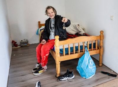 Straatmens Nol (61) heeft voor het eerst een eigen huis: 'Zelfs vloerverwarming, dat is wel iets anders dan de vrieskou'