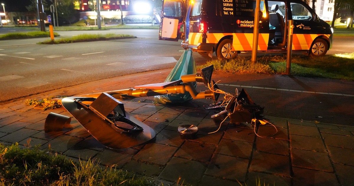 Automobilist onder invloed rijdt verkeerslicht omver in Deventer