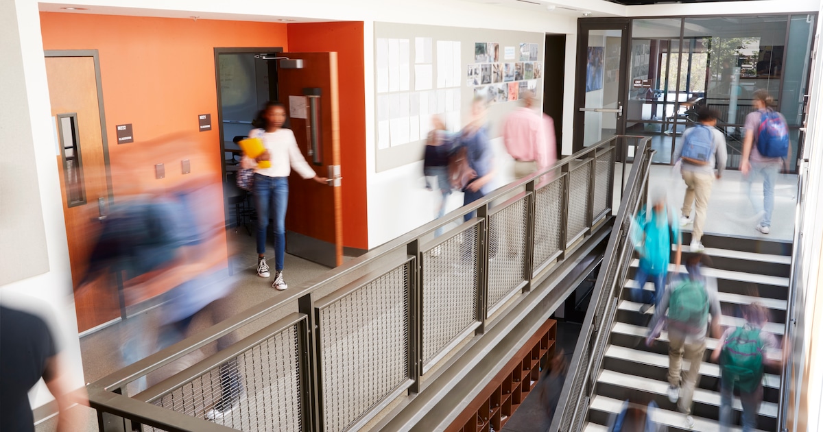Piet mist het lesgeven en valt in op school, na de les kijkt 16‑jarige ...