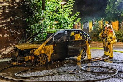 Brand verwoest auto op Saturnusstraat in Utrecht