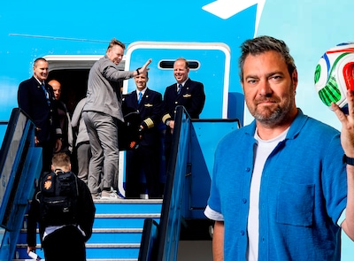 Column Sjoerd Mossou | Zelfs de oersaaie beelden van voetballers op een vliegtuigtrap voelden plots als quasi-wereldnieuws