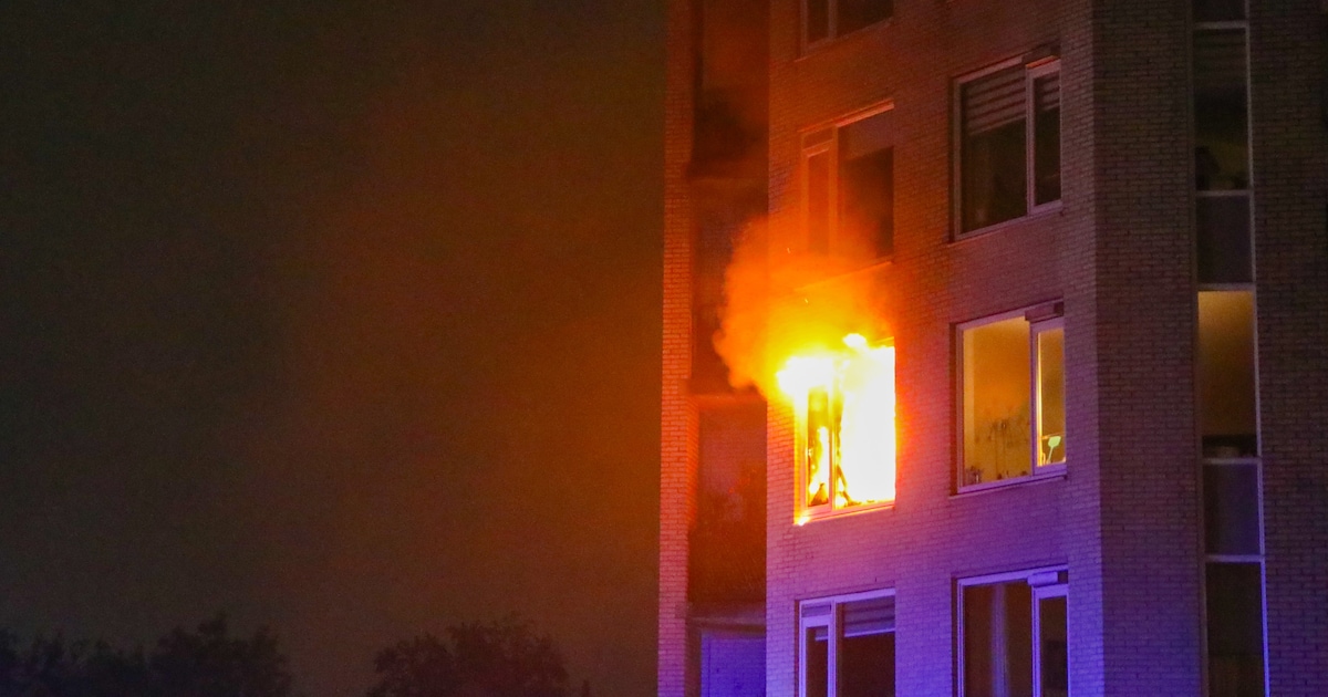 Politie vermoedt dat flatbrand in Apeldoorn is aangestoken: verdachte ligt zwaargewond in ziekenhuis