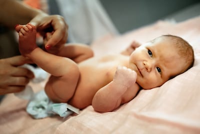 Kraamcadeau met een knipoog: babyboekje laat zien hoe stuntelig ouders kunnen zijn