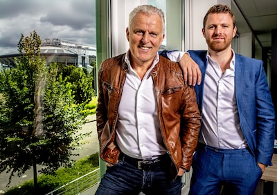 Royce de Vries herdenkt vader vijf jaar na aanslag: ‘Overvalt me hoeveel hij heeft moeten missen’
