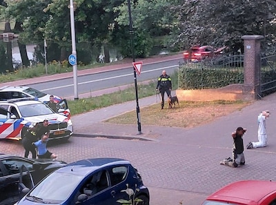 Arrestatie in Arnhem: ‘Op je knieën, handen op je hoofd, wegkijken van ons’