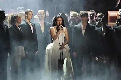 Rosalía staakt concert in Milaan om voedselvergiftiging: ‘Voel me extreem ziek’