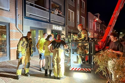 Duif zit klem boven horecaplein, brandweer krijgt na reddingsactie applaus van terrasbezoekers