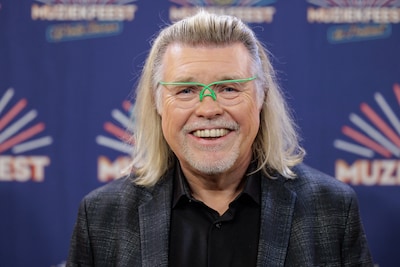 Volkszanger René Karst op 59-jarige leeftijd plotseling overleden: ‘We zijn ontroostbaar’