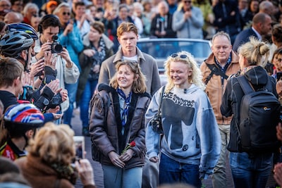 KIJK | Emotionele thuiskomst in Culemborg voor shorttrackheldinnen Velzeboer: ‘Hier is het allemaal begonnen’