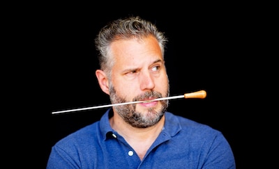 Tijl Beckand verzorgt klassieke muziekmiddag aan het strand in Noordwijk