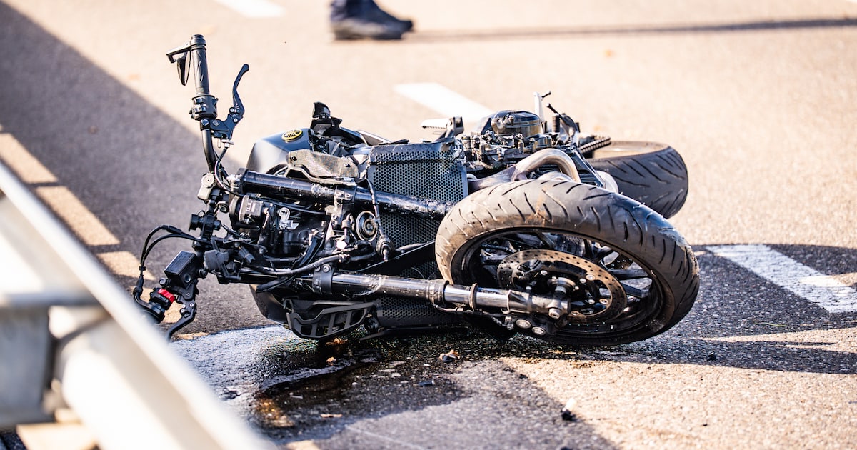 Motorrijder zwaargewond bij ongeval in Babberich, traumahelikopter gealarmeerd.