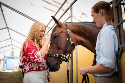 De échte prinses Amalia zie je tussen de paarden op het WK in Aken: ‘Ik word gewoon echt verliefd op ze’