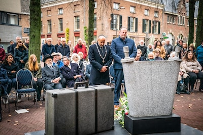 Marcouch waarschuwt tijdens Joodse herdenking: ‘Antisemitisme ontwaakt in giftige polarisatie’