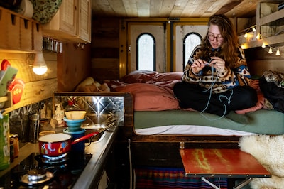 Marije (30) woonde maandenlang noodgedwongen in camper: ‘Op mijn verjaardag ging ik ongedoucht met tas vuile was naar mijn werk’